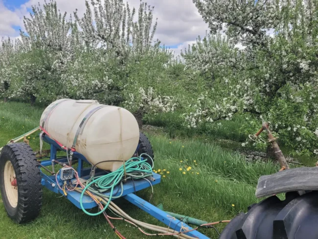 Orchard pull behind tank